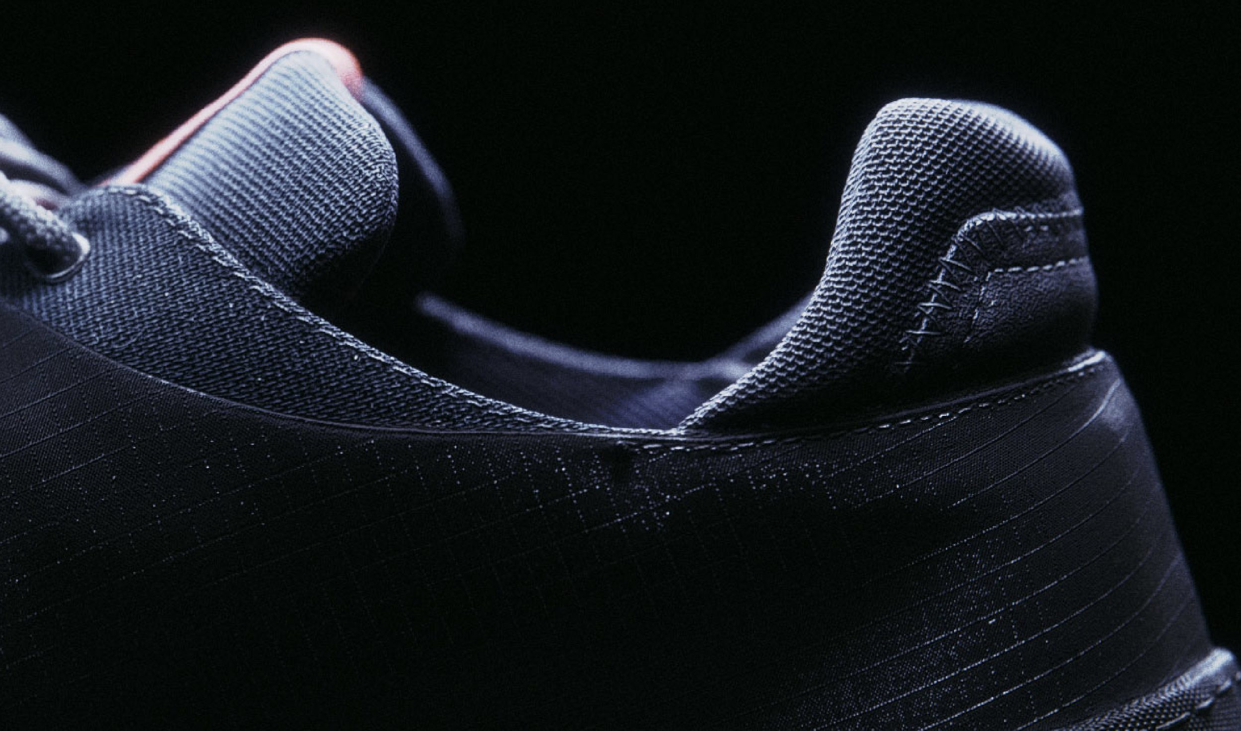 424 Marathon Runner — close-up of stitching detail